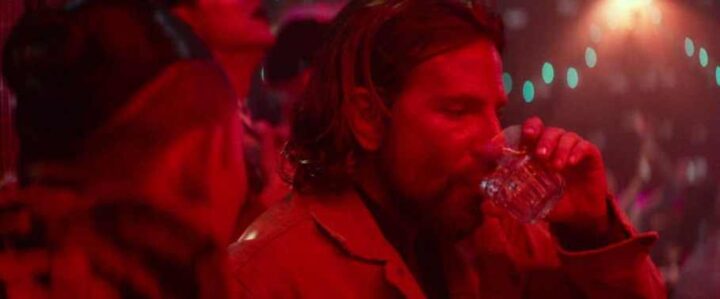A Star Is Born frasi e citazioni tratte dal film di Bradley Cooper con Lady Gaga, bicchiere, alcol