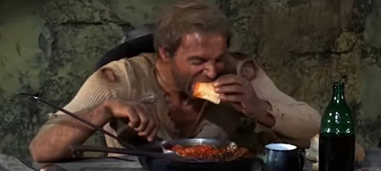 È dallo straripamento del Pecos che non vedevo tanto sudiciume! Lo chiamavano Trinità, 1970, E.B. Clucher, Terence Hill, cibo, fagioli, vino, pane, mangiare