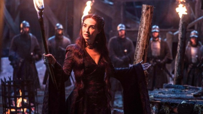 Game-of-Thrones-melisandre-Carice-van-Houten - Una scena della serie che ha come protagonista Emilia Clarke