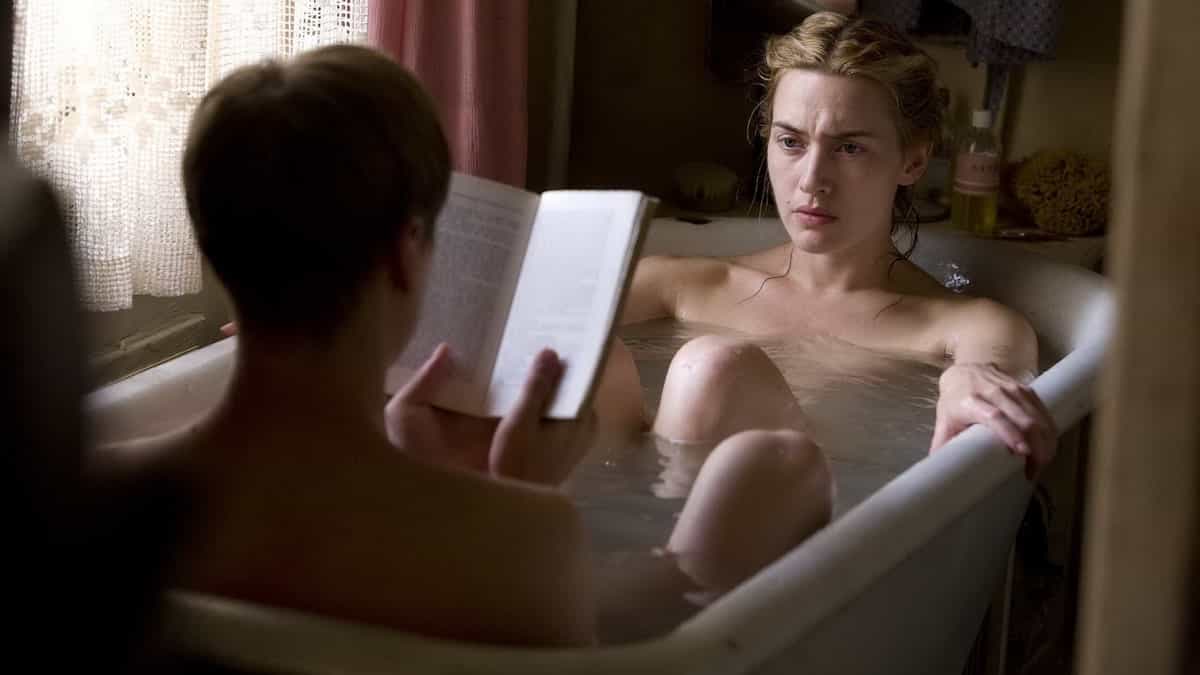 Kate Winslet nuda in The reader indossava una parrucca pubica. The Reader - A voce alta, 2008, Stephen Daldry, Kate Winslet, David Kross, vasca da bagno