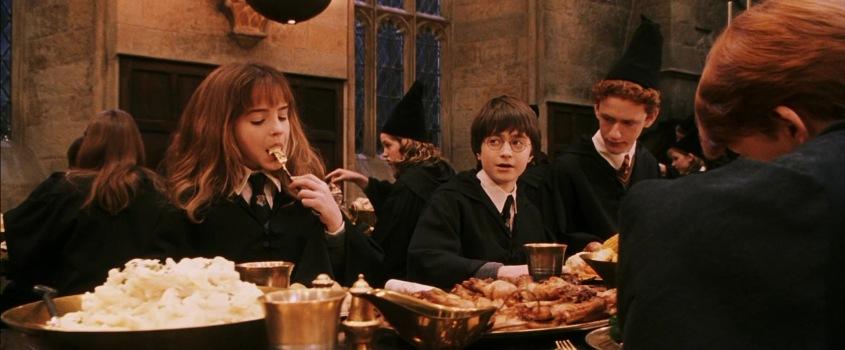 Harry Potter e la pietra filosofale frasi, citazioni e dialoghi di Chris Columbus con Daniel Radcliffe, Rupert Grint, Emma Watson, tavola imbandita