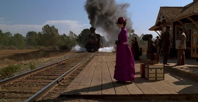 Locomotiva arriva mentre Clara Clayton è alla stazione