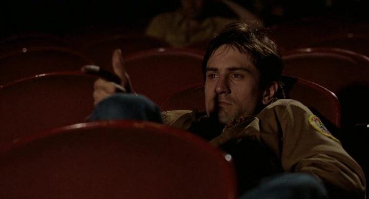 Robert De Niro ha la licenza di taxista. Taxi Driver di Martin Scorsese con Robert De Niro, Cybill Shepherd, Peter Boyle, Jodie Foster, Harvey Keitel, cinema