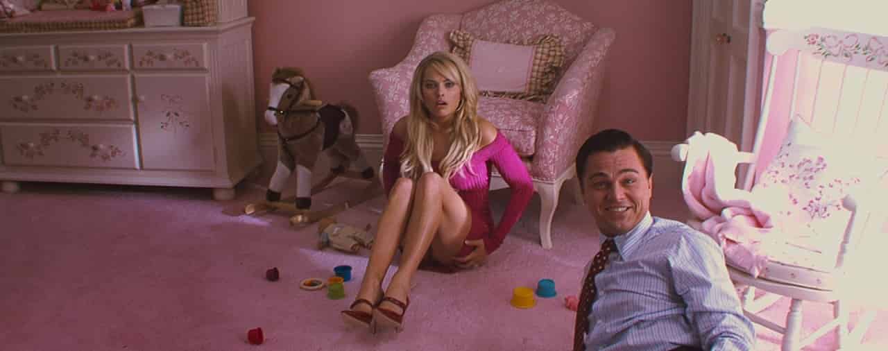Margot Robbie e l'imbarazzo in The Wolf of Wall Street, 2013, Martin Scorsese, Leonardo DiCaprio, Margot Robbie, gambe