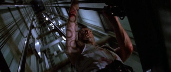 Die Hard – Trappola di cristallo di John McTiernan, recensione, curiosità, Bruce Willis, Alan Rickman, Bonnie Bedelia, John McClane, ascensore