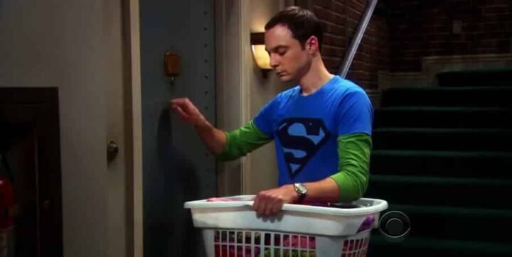 The Big Bang Theory, Jim Parsons, Sheldon Cooper, bussa, porta Penny, maglia Superman