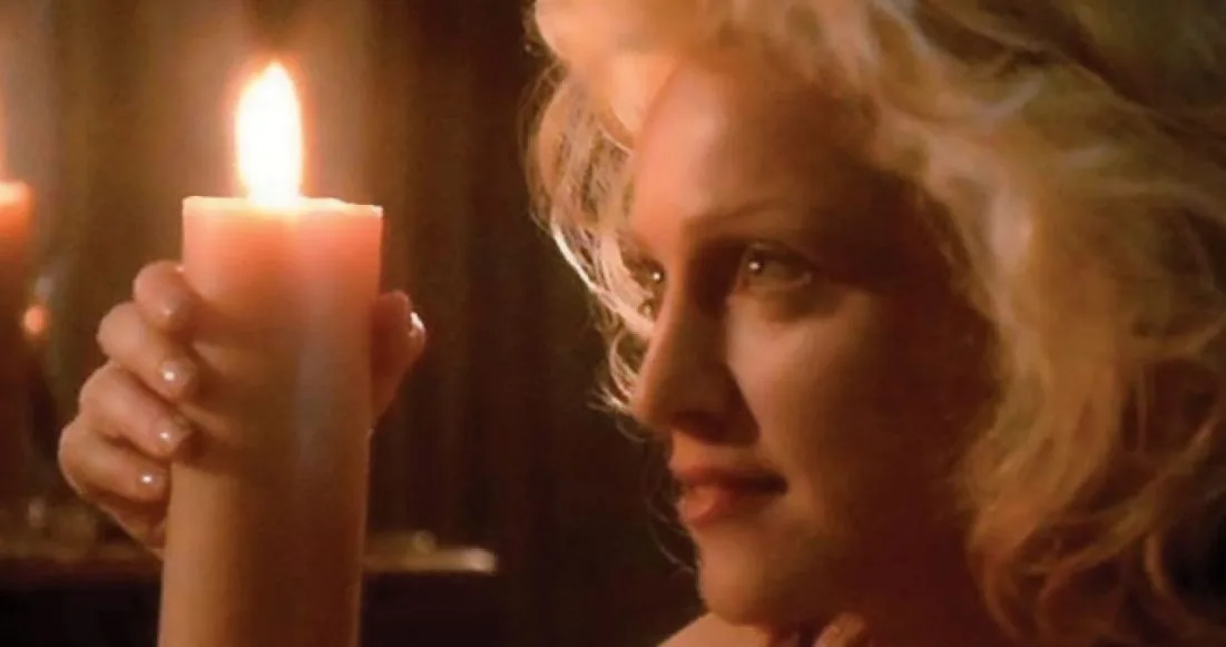 Madonna non era popolare al liceo. Body of Evidence, 1993, Uli Edel, Madonna, candela