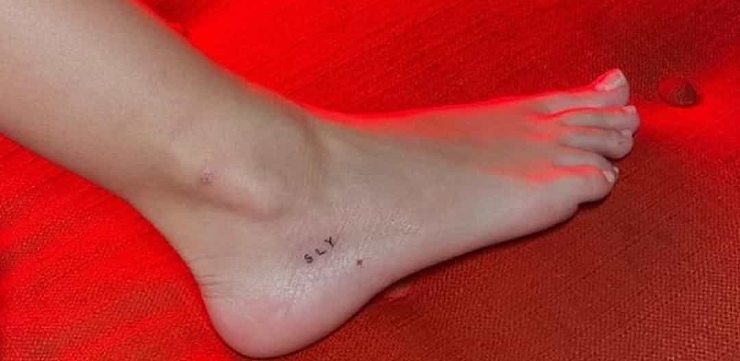 Il tatuaggio sul piede di Emily Ratajkowski, piedi, tatuaggio Sly