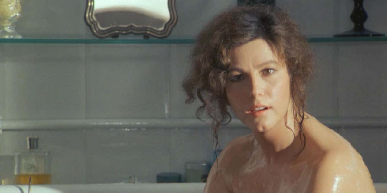 Stefania Sandrelli su La chiave di Tinto Brass. La chiave, 1983, Tinto Brass, Stefania Sandrelli, Teresa Rolfe, vasca da bagno, sexy, sapone