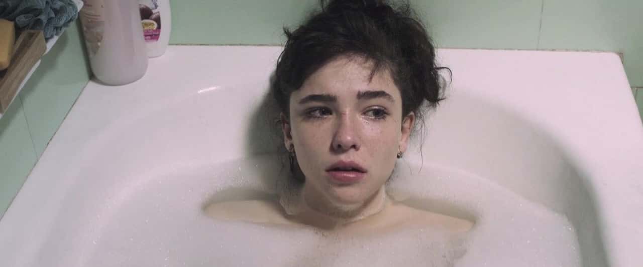 Matilda De Angelis nuda al cinema. Youtopia, 2018, Berardo Carboni, Matilda De Angelis, vasca da bagno, schiuma, sapone