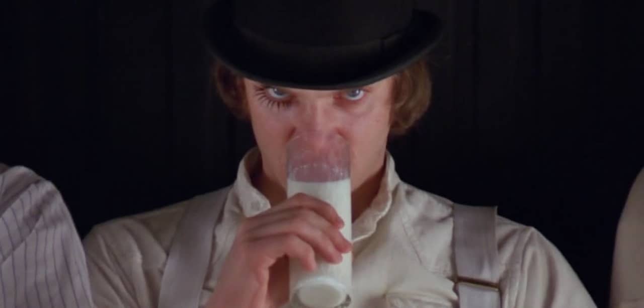 Significato di Arancia Meccanica. Arancia meccanica, 1971, Stanley Kubrick, Malcolm McDowell, Alex DeLarge, latte, milk