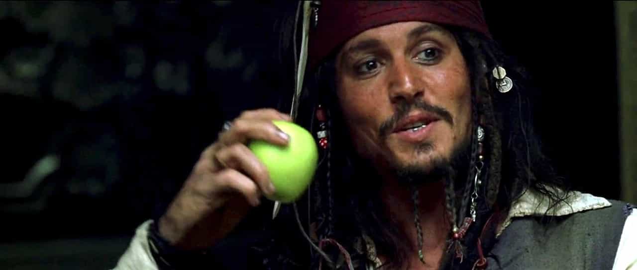 Christian De Sica su Johnny Depp. La maledizione della prima luna, 2003, Gore Verbinski, Johnny Depp, Jack Sparrow, mela