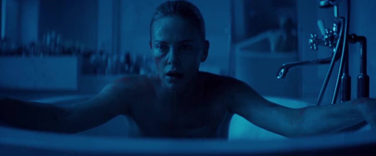 Charlize Theron nuda al cinema, Atomica bionda, 2017, David Leitch, Lorraine Broughton, sexy, vasca da bagno