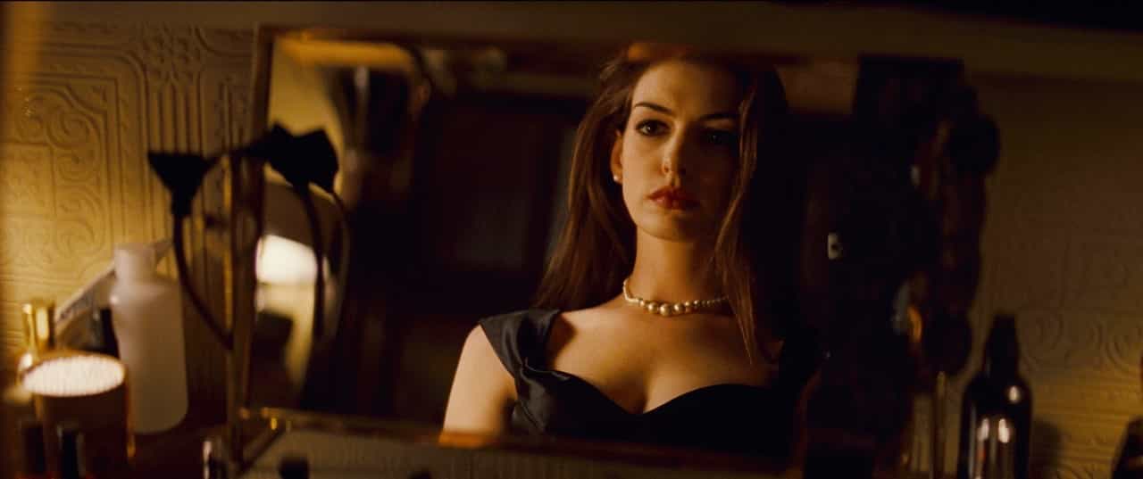 Il cavaliere oscuro - Il ritorno, 2012, Christopher Nolan, Anne Hathaway, specchio, collana