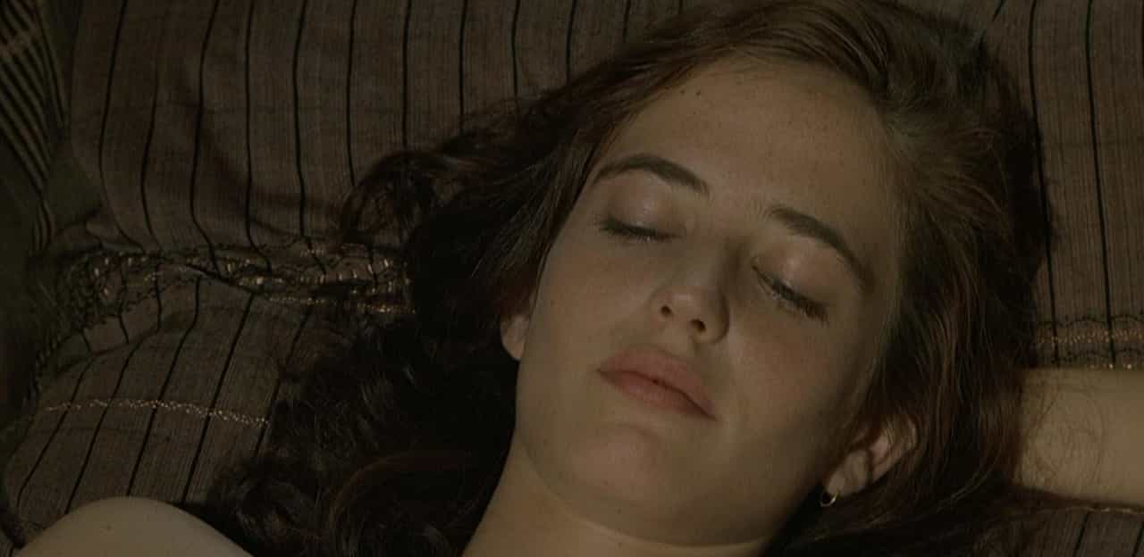 Eva Green era bionda, poi si è tinta i capelli, The Dreamers - I sognatori, 2003, Bernardo Bertolucci, Eva Green, letto, cuscino