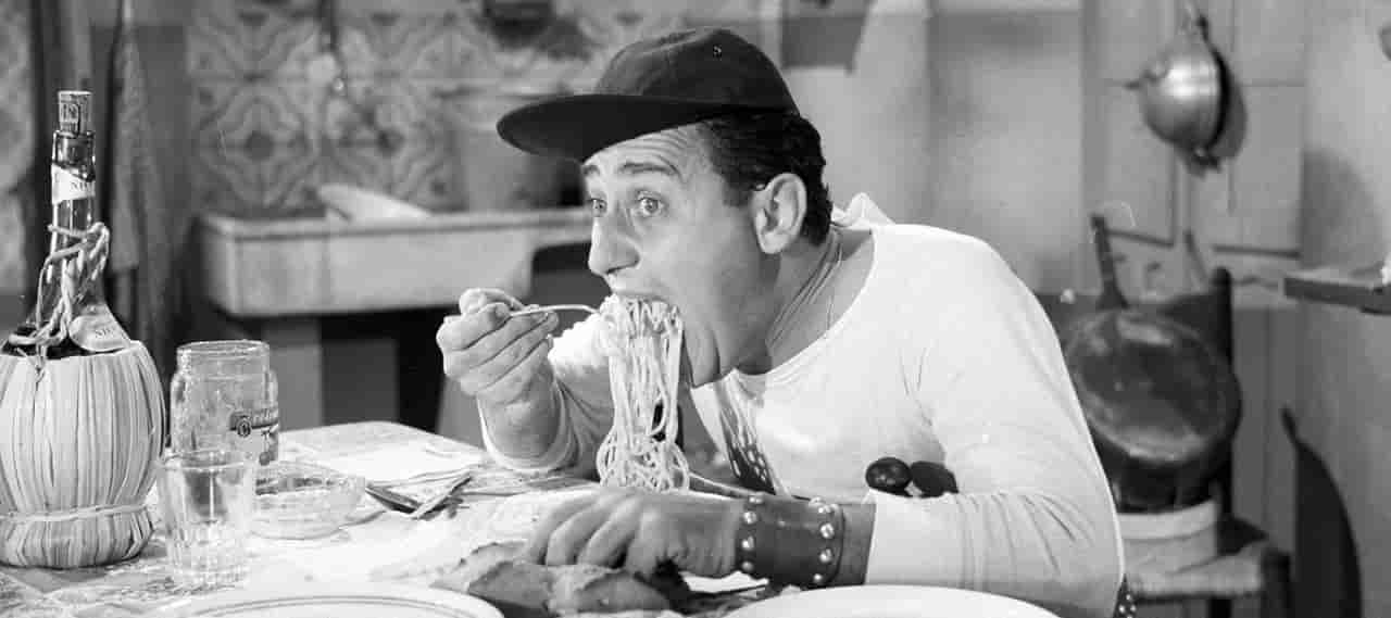 Alberto Sordi e Federico Fellini, Un americano a Roma, 1954, Steno, Alberto Sordi, spaghetti, vino